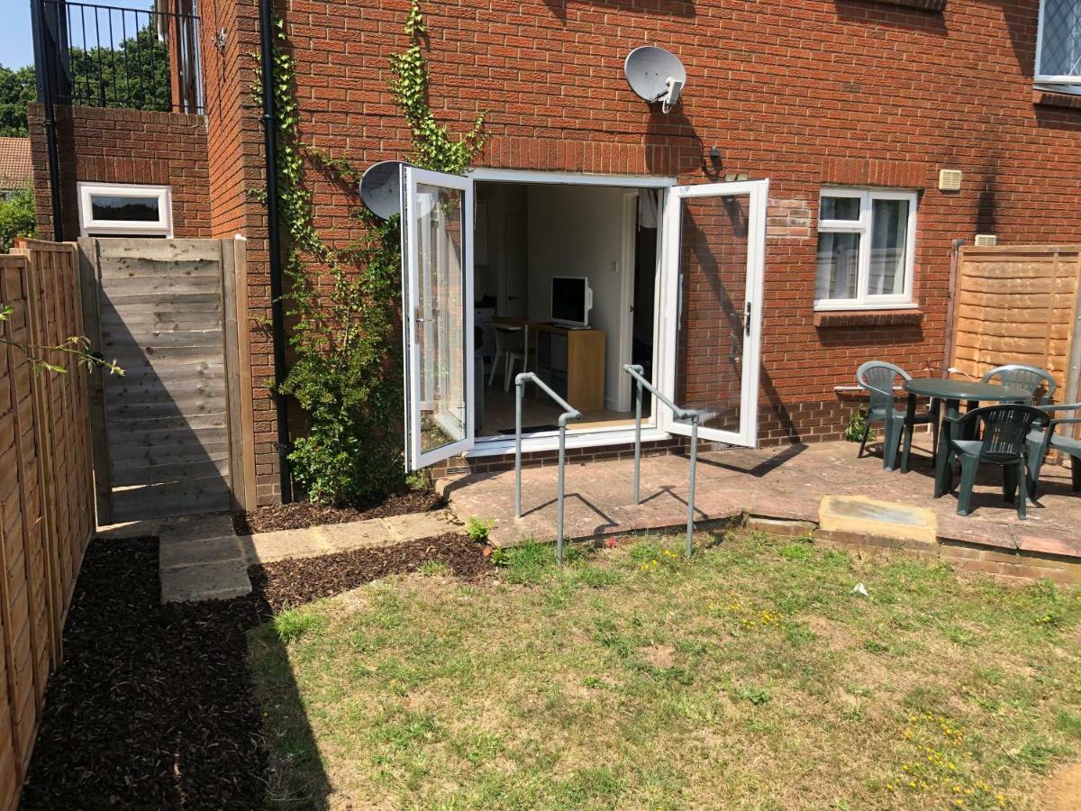 Home-From-Home - Self Catering Garden Apartment, Waterlooville Exteriör bild